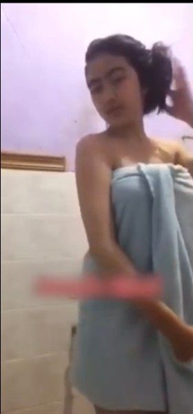 Background nonton video viral Syakirah Viral Tiktoker Mandi