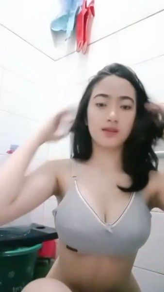 Background nonton video viral Syakirah Viral Mandi Sambil Omek