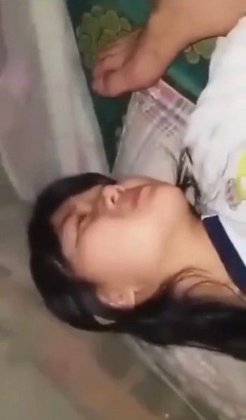 Background nonton video viral Bokep Bocil China Diewe Ayah Tiri Dihotel