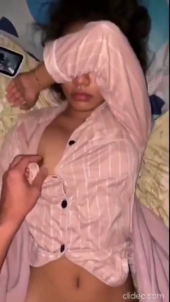 Background nonton video viral Bocil Pura Pura Tidur Malah Dientot