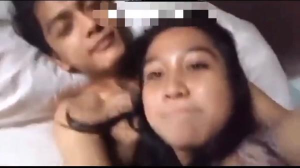Background nonton video viral Bocil Pamit Les Malah Ngewe Sama Mantan
