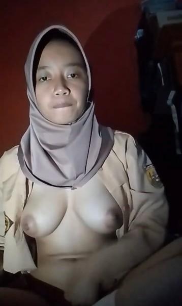 Background nonton video viral Bocil Pramuka Pulang Eskib Lanjut Omek