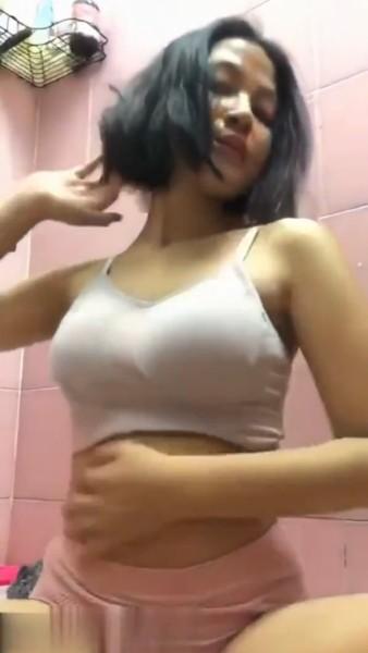 Background nonton video viral Bocil Colmek Buat Ayangnya Ngocok
